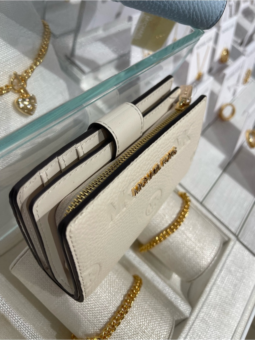 Michael Kors Jet Set Travel Medium Logo Debossed Billfold Wallet
Light Cream
NWT - Picture 8 of 16